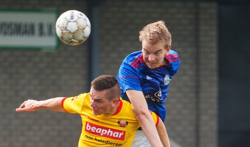 In een kopduel reikt Grolspeler Mart Zieverink hoger dan zijn regenstander van Rohda Raalte. Foto: Marcel Houwer