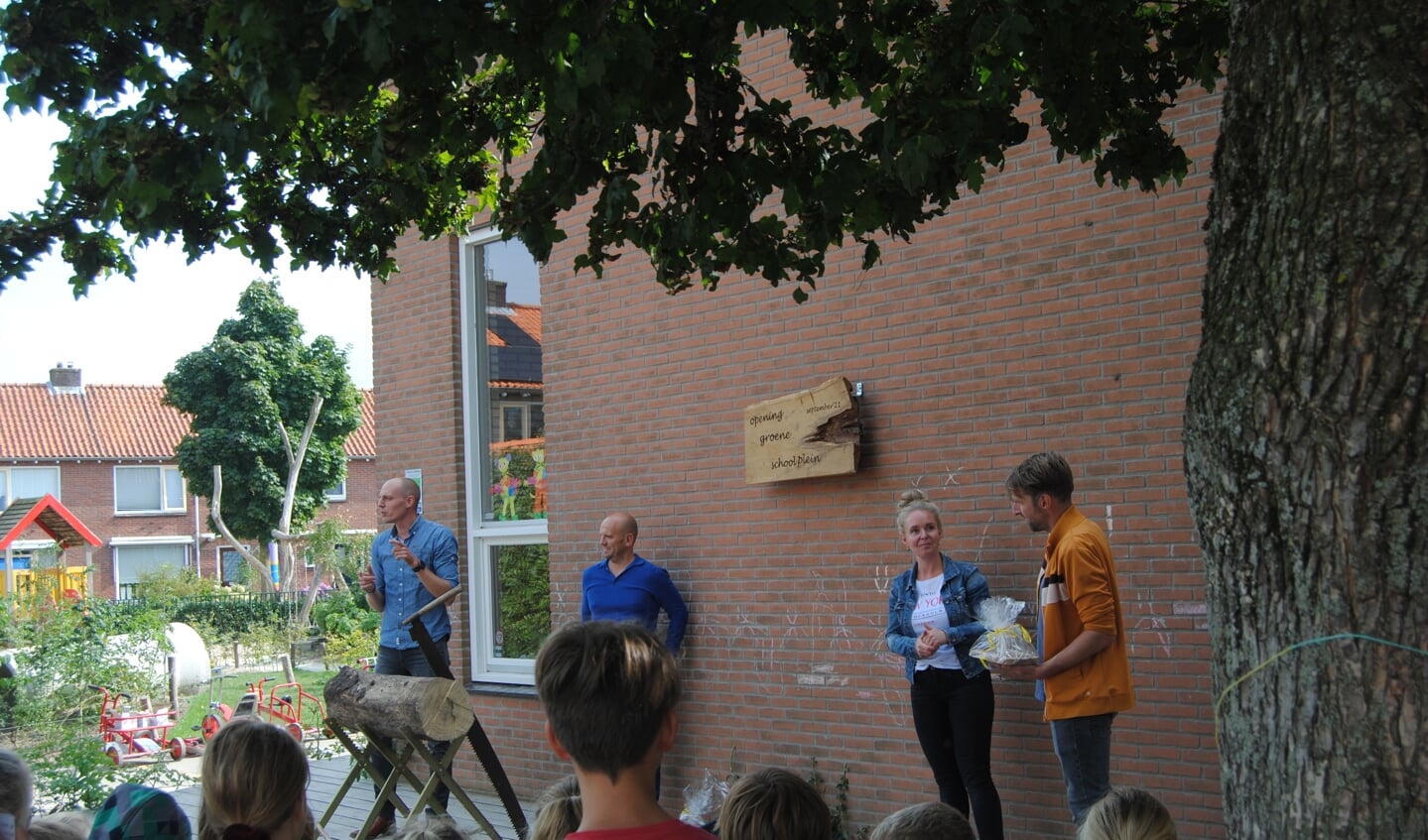 Kjell Vogel spreekt tot de kinderen, nadat de ouders Gijs, Monique en Bart de plaquette hebben onthuld. Foto: Achterhoek Nieuws