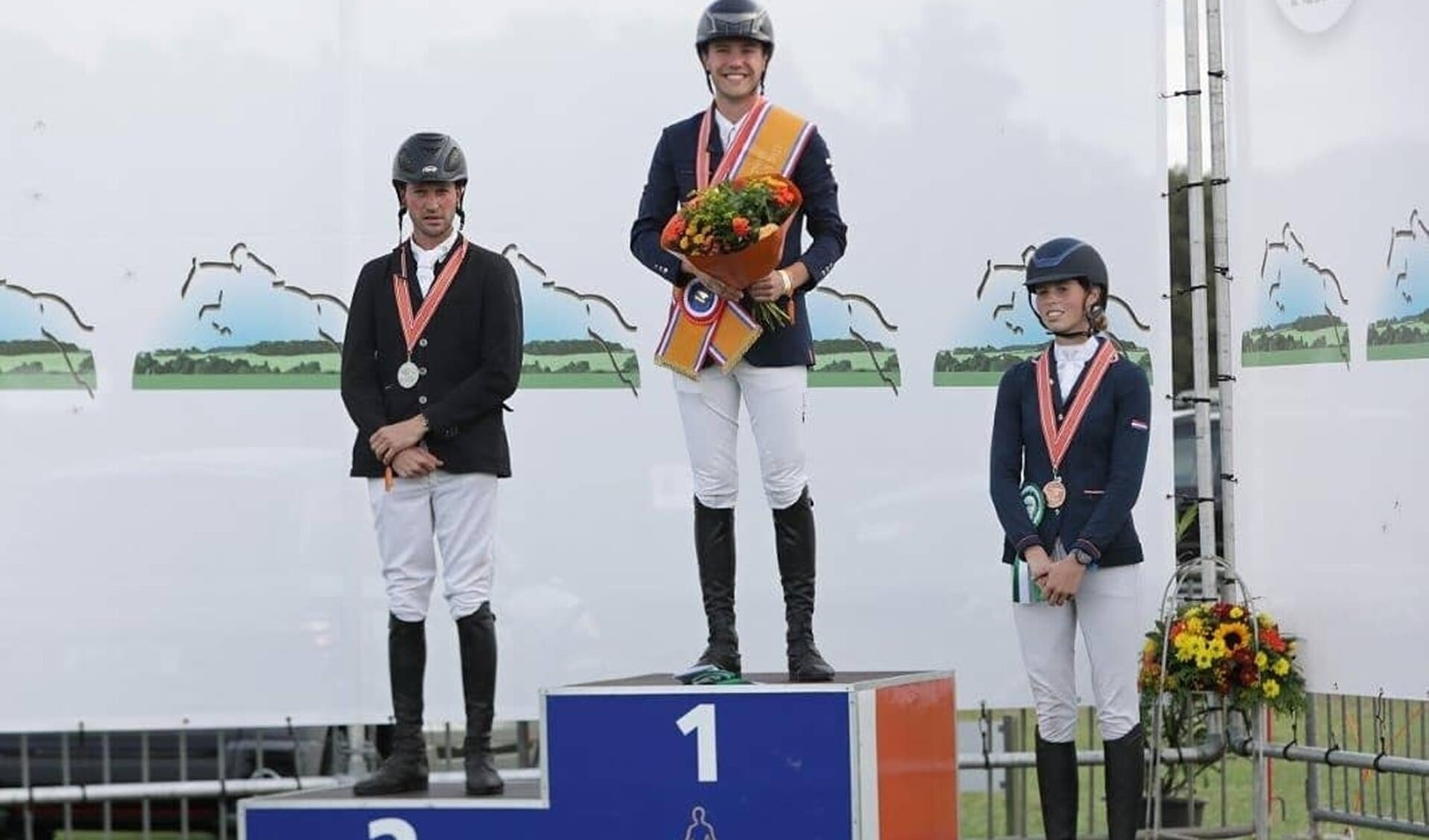 De Nederlands kampioen Gert-Jan Heinen op de hoogste trede van het podium, Stephan Hazeleger (links) en Janine van Sommeren (rechts). Foto: Jacquelien van Tartwijk