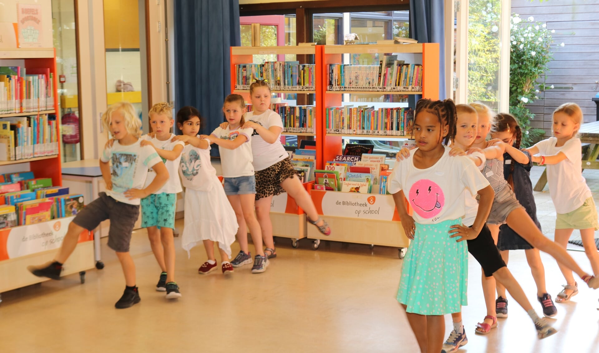 Leerlingen zijn druk bezig met danspasjes voor de grote uitvoering. Foto: Arjen Dieperink