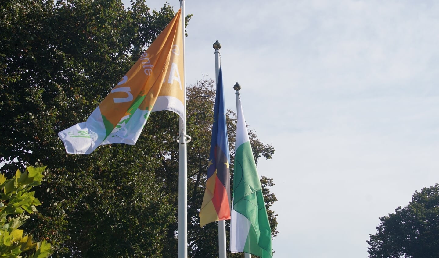 Drie vlaggen voor het politie_zei bureau. Foto: Frank Vinkenvleugel