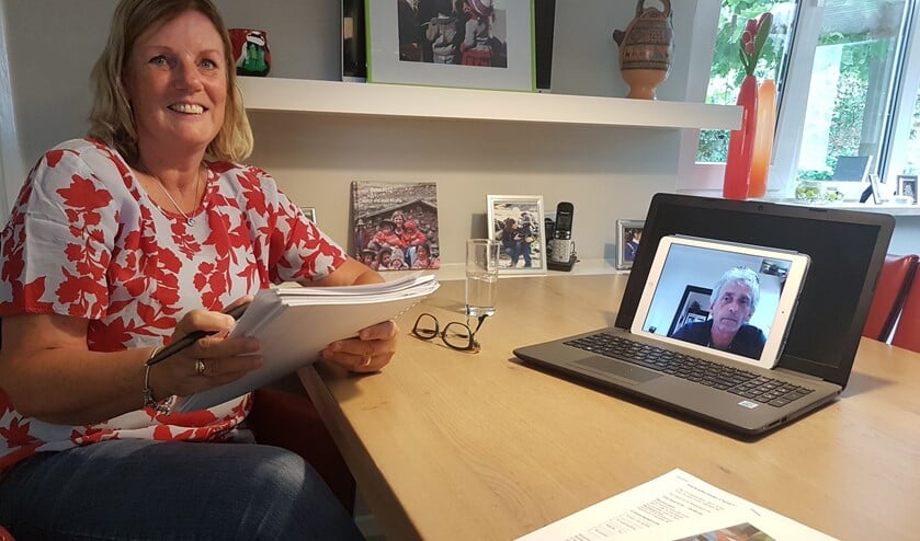 <p>Anja Eppingbroek vorige maand met Ad van Gestel (via het beeldscherm) bezig met de voorbereiding van de sponsorrit. Helaas moesten ze de tocht afblazen. Foto: Mark Ebbers/Achterhoek Nieuws</p>