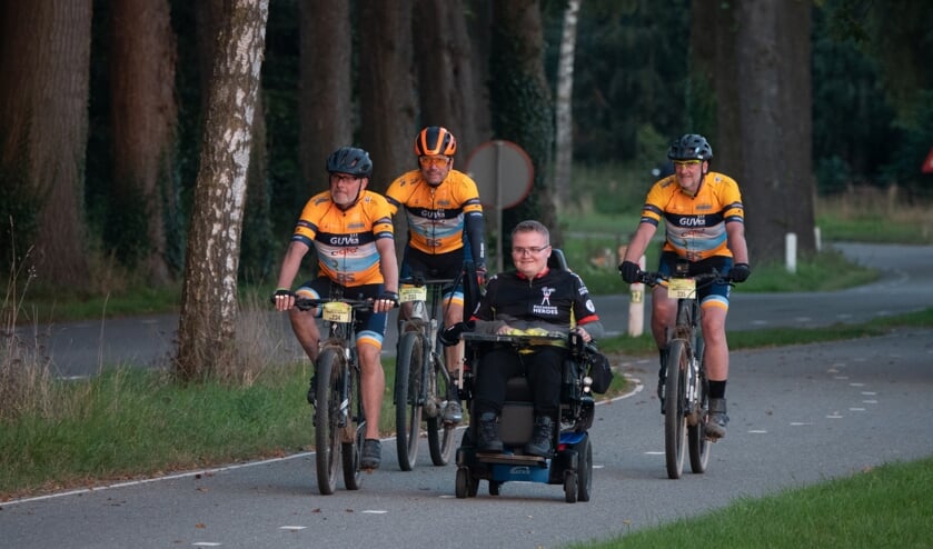 <p>Team Noabers of Duchenne met Bram in hun midden. Foto: Geert van der Veer</p>