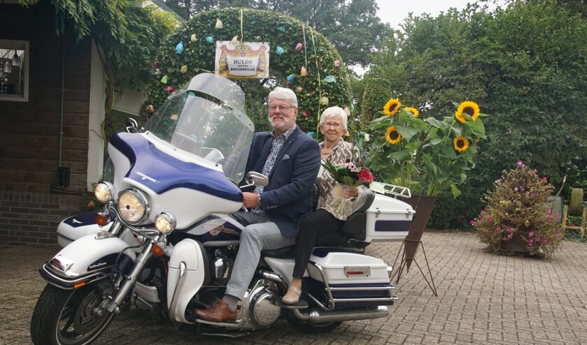 <p>Diamanten echtpaar Johan en Bertha Hoftijzer-Vink op de Harley. Foto: Frank Vinkenvleugel</p>