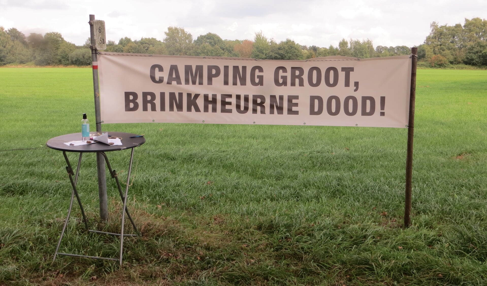 Een spandoek tegen de uitbreiding van de camping. Foto: Bernhard Harfsterkamp