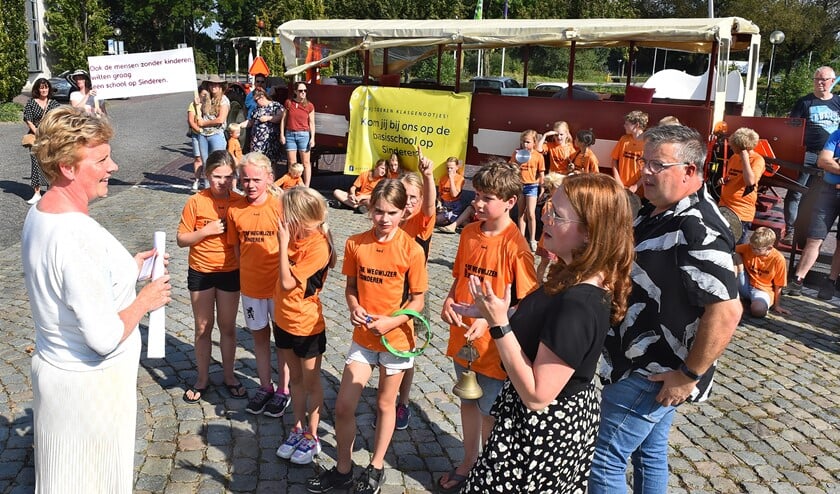<p>Basisschool de Wegwijzer in actie. Links wethouder Ria Ankersmit. Foto: Roel Kleinpenning</p>