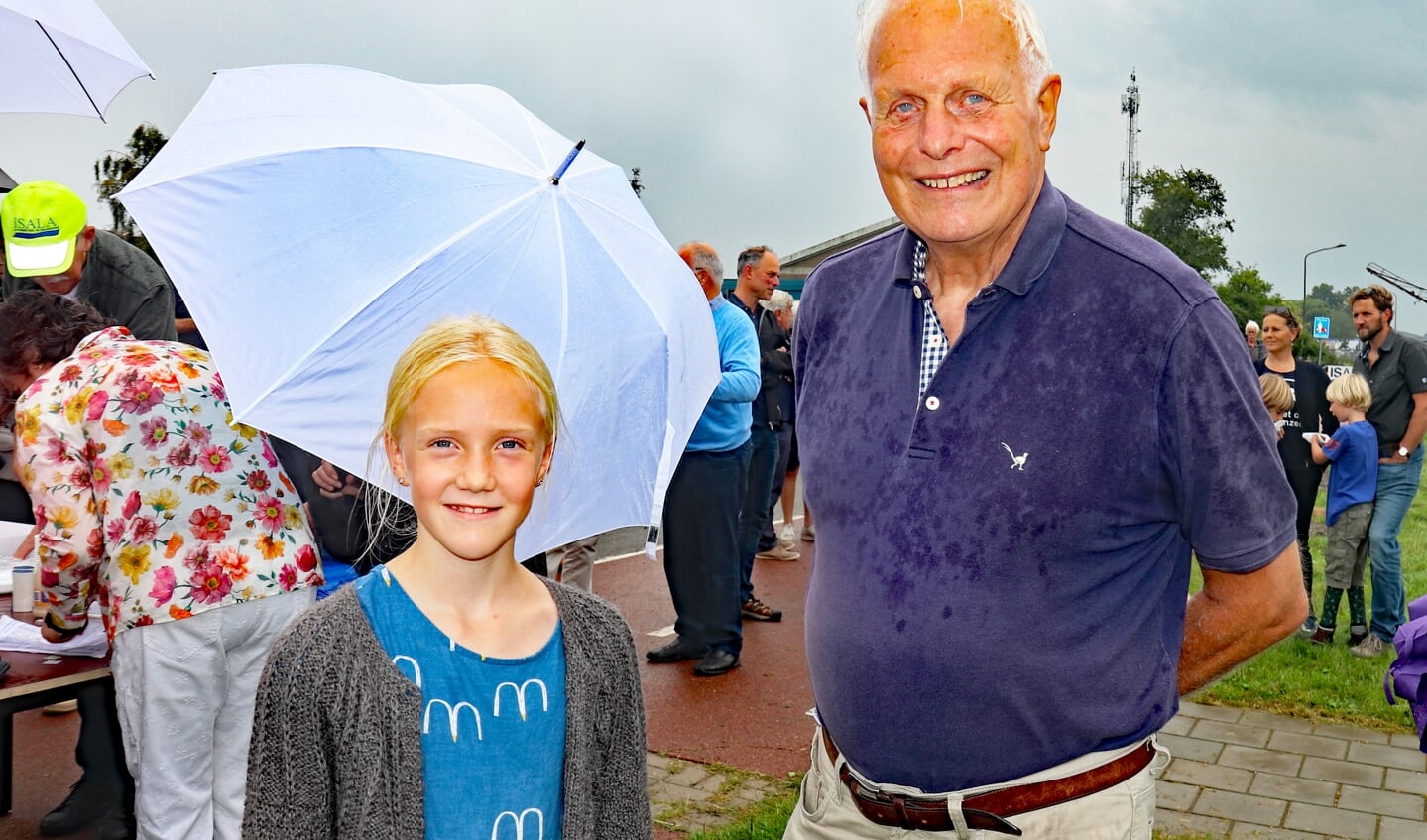 Het jongste lid Jildau (11) en het oudste lid Michiel (87). Foto: Sander Grootendorst