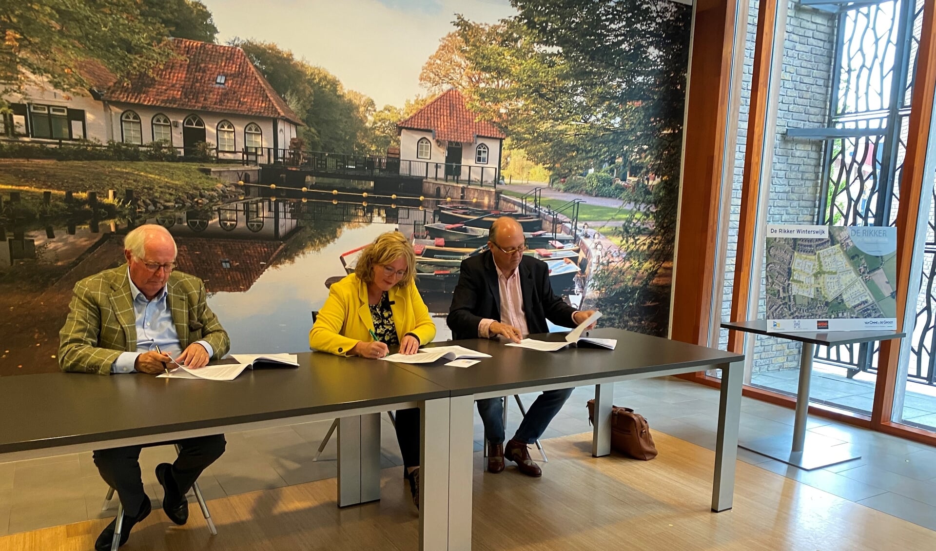 Wethouder Inge klein Gunnewiek (midden) ondertekende samen met Hans Jansen (links) en Guus de Groot de contacten. Foto: PR