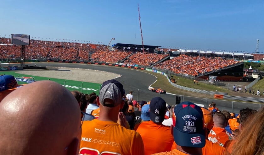 <p>Tribunes met Oranjefans juichen voor Max Verstappen in Zandvoort. Foto: Ryan Beumer</p>