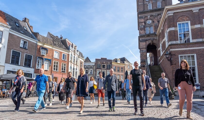 <p>Burgemeester Vermeulen en wethouder Eva Boswinkel ontmoetten het team wetenschappers afgelopen maandag bij een stadswandeling door de binnenstad Zutphen. Foto: Jolanda van Velzen/gemeente Zutphen</p>
