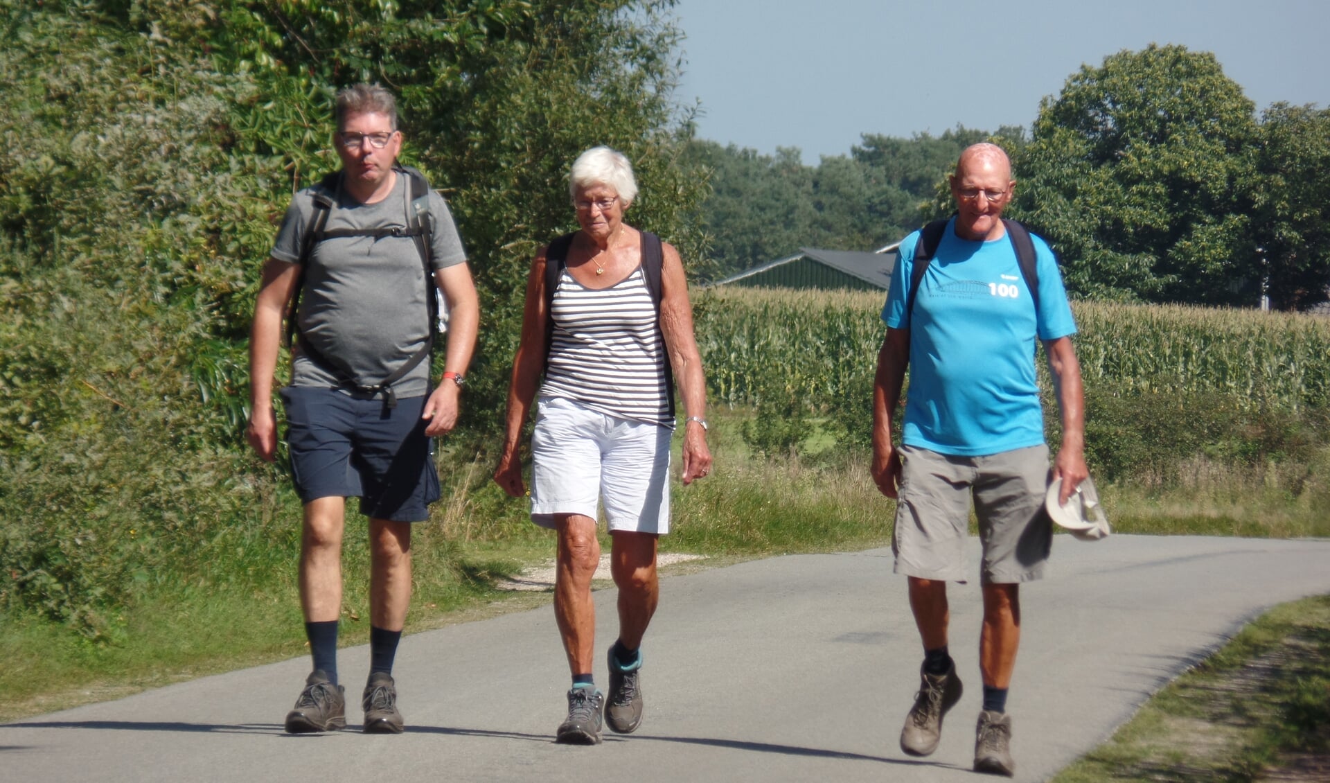 De Friese wandelaars Romke van der Veen en Feikje en Wopke Schregardus in de Mosselse Enk die aan de dertig kilometer deelnamen. Foto: Jan Hendriksen