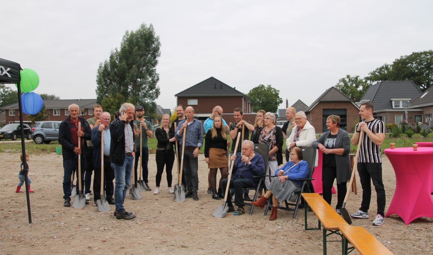 De groep nieuwe bewoners van plan De Boog bestaat uit een gemêleerd gezelschap. Foto: Annekée Cuppers