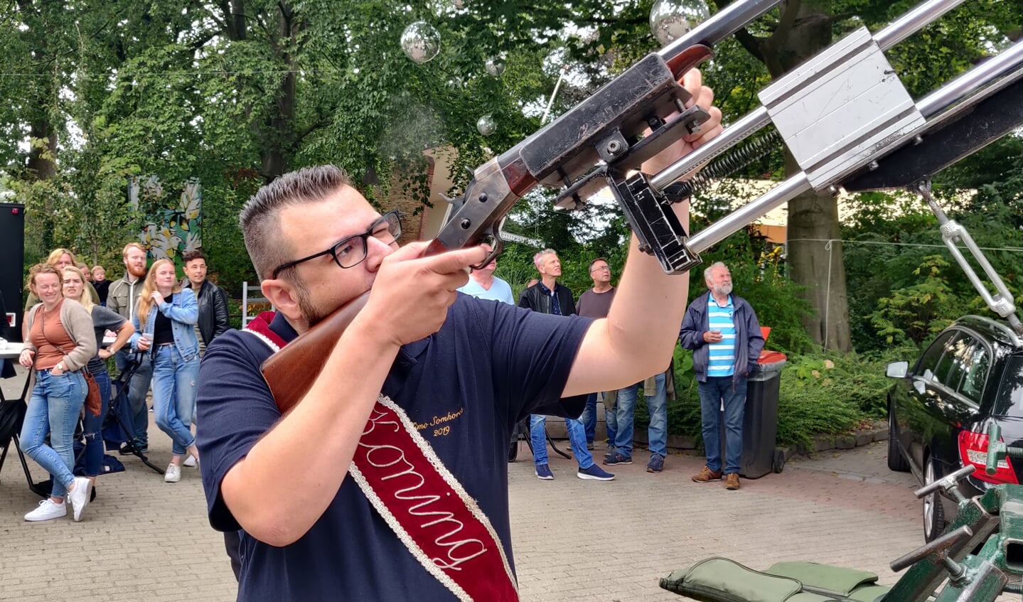Schutterskoning van 2019, Timo Somhorst, richt op het geweer. Foto: Rob Stevens