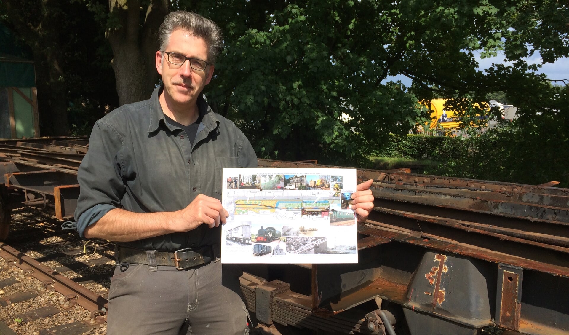 Ronald Wopereis met een visual van de plannen voor het monumentale GOLS-station. Foto: eigen foto