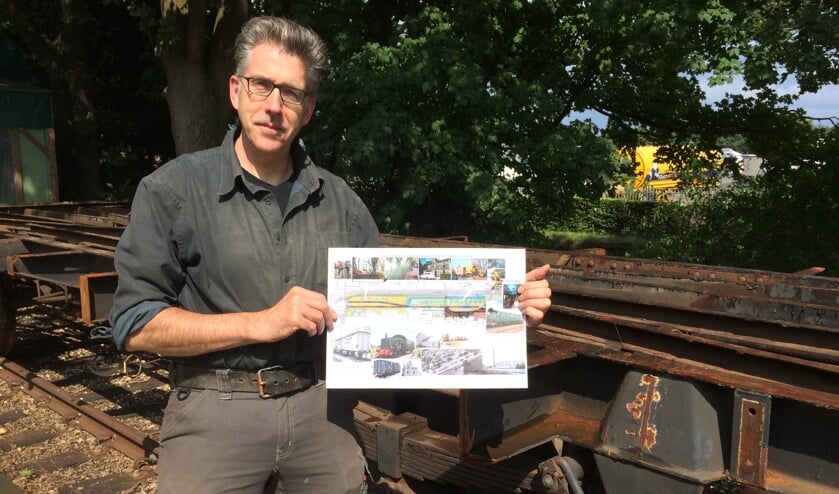 <p>Ronald Wopereis met een visual van de plannen voor het monumentale GOLS-station. Foto: eigen foto</p>