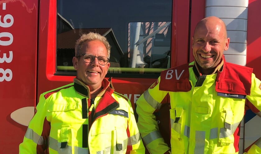 <p>Leo Paters (l) en Bert Ruesink namen tijdens een speciale oefenavond afscheid van de Brandweer. Foto: PR</p>