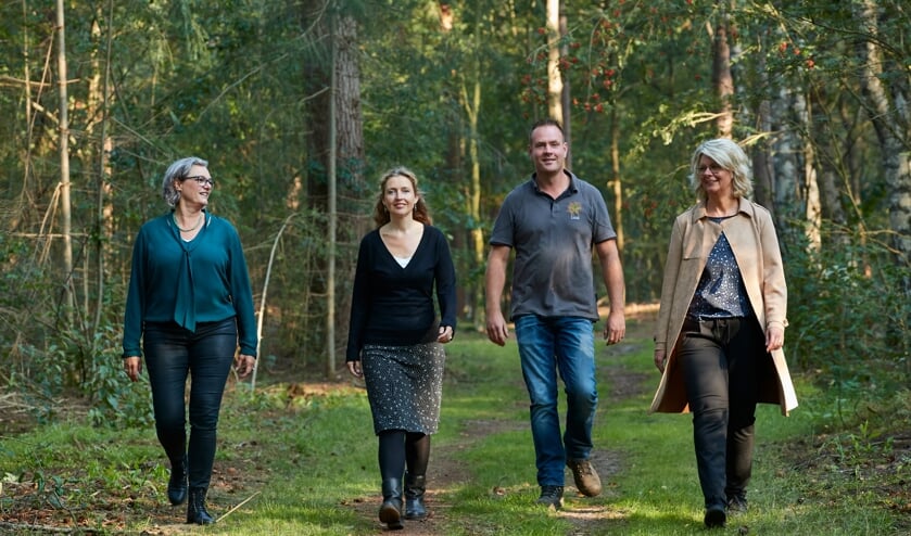 <p>Ingeborg Roos met haar collega’s Gery Wibbelink Eva Bouwmeester en Luuk Assinck van Natuurbegraafplaats Schapenmeer. Foto: Arjan Gotink</p>