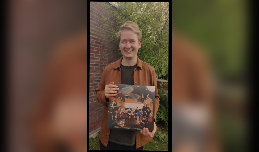 <p>Tom Broshuis met de LP die hij produceerde en zelf op meespeelde. Eigen foto</p>