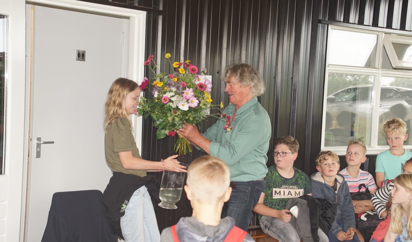 Hans Keuper zet samen met een leerlinge van De Höve een prachtig boeket natuurbloemen in een vaas. Foto: Frank Vinkenvleugel