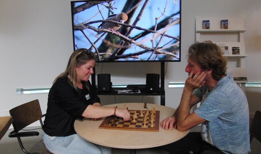 <p>Minette Korterink en Hans Grooters nemen het tegen elkaar op; die laatste geeft vanaf 8 oktober zes schaaklessen. Foto: PR</p>