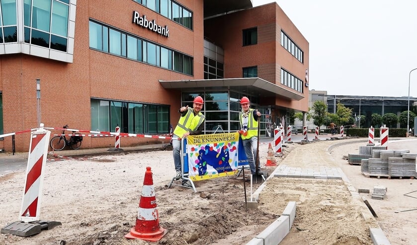 <p>President Maarten Kooiker (links) en vorst Miquel Porskamp hebben een nieuw prinsenpaar uitgekozen. Foto: Theo Huijskes</p>
