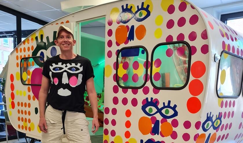 <p>De opgepimpte caravan met kunstenaar Diederik Verbakel. Foto: PR</p>