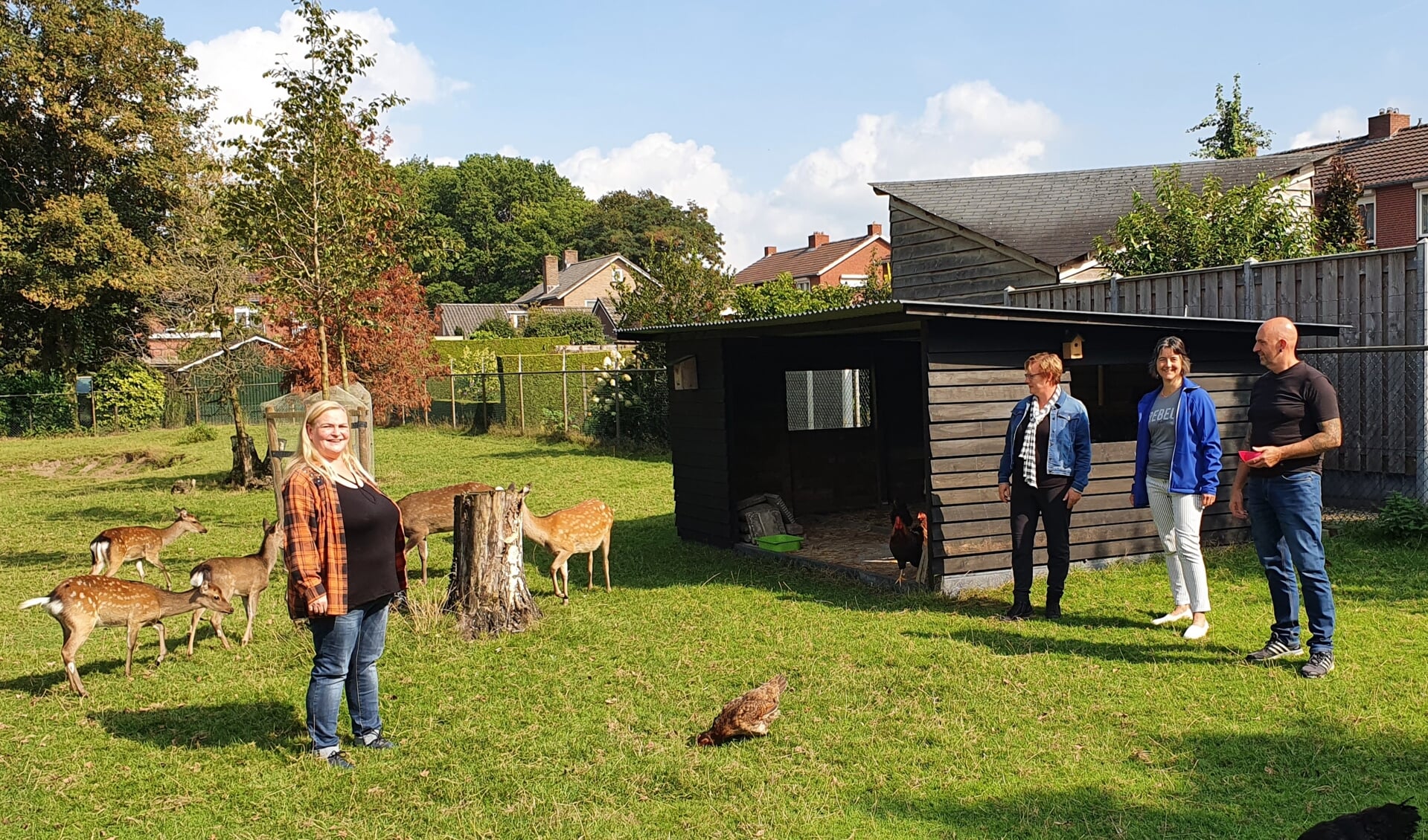 Mandy (geheel links) en Carlo van den Berg (geheel rechts) met in het midden Mireille Koster (links) en Paulien Boverhof in het dierenparkje waar de twee hinden hun plekje inmiddels hebben gevonden en verworven. Foto: Henri Walterbos