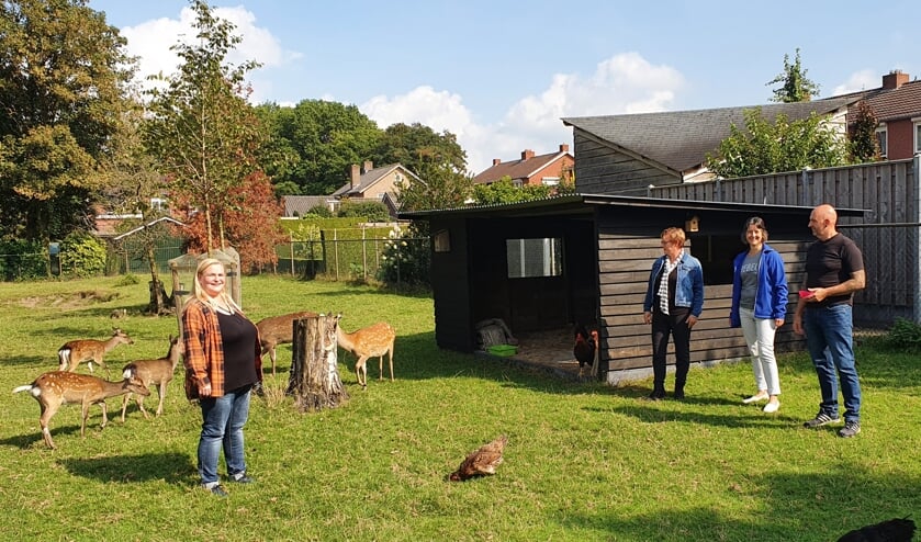 <p>Mandy (geheel links) en Carlo van den Berg (geheel rechts) met in het midden Mireille Koster (links) en Paulien Boverhof in het dierenparkje waar de twee hinden hun plekje inmiddels hebben gevonden en verworven. Foto: Henri Walterbos</p>