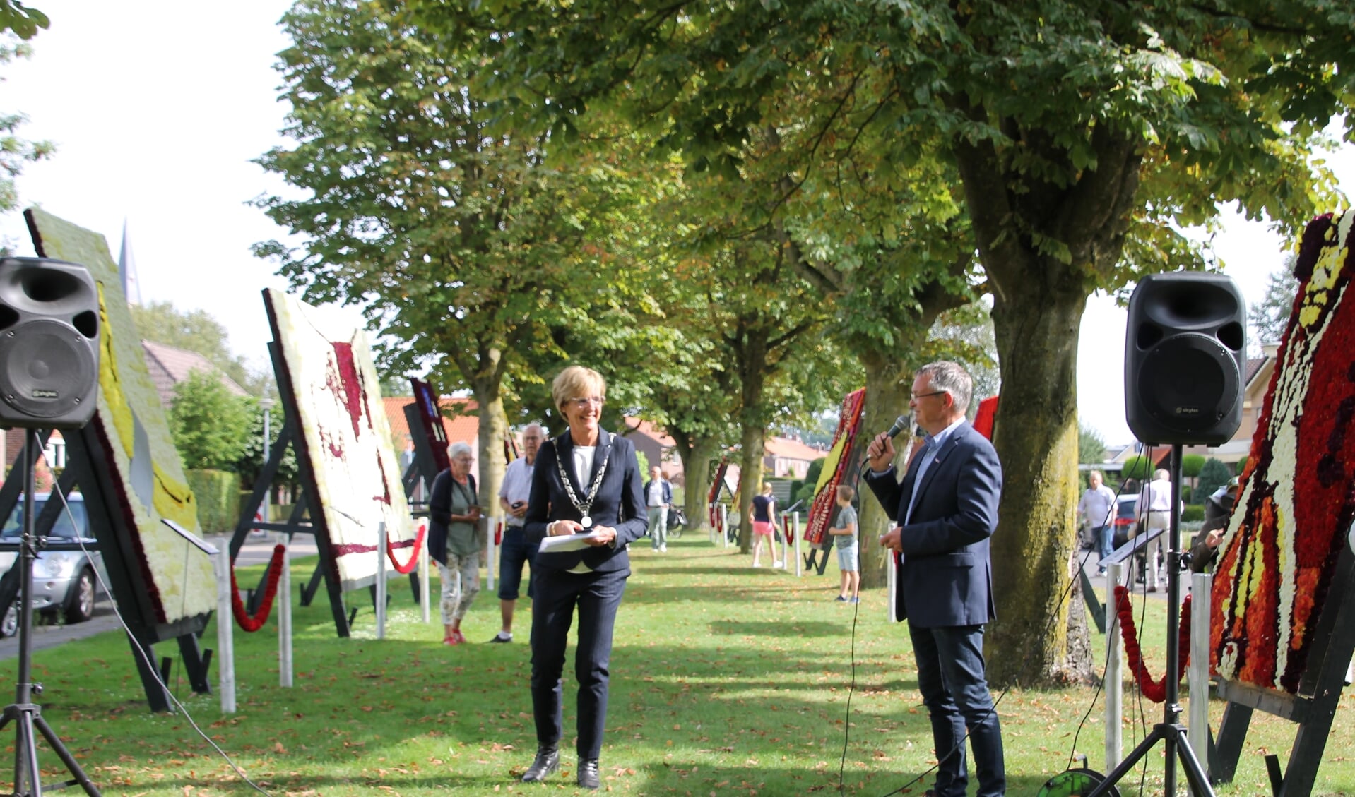 Burgemeester Bronsvoort en SBL-voorzitter Herman ter Haar openen de Dahlia Kunstobjectenroute 2021. Foto: Annekée Cuppers