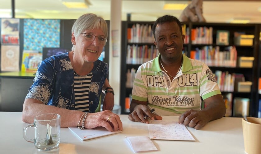 Gerda helpt Tesfalem elke week met zijn taalvraag: "Hoe vraag ik in de supermarkt waar iets ligt?" Foto: Karin van der Velden