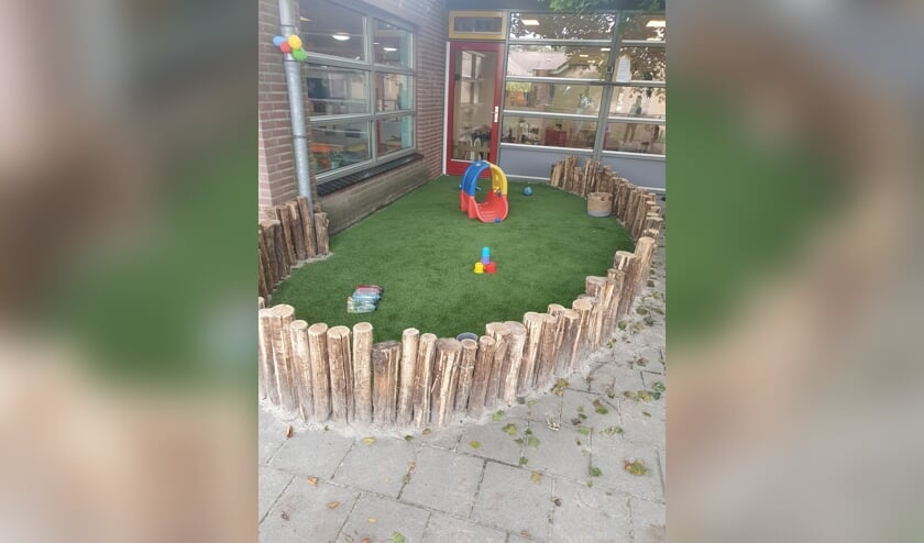<p>Kinderen en medewerksters zijn blij met de nieuwe buitenruimte. Foto: PR</p>