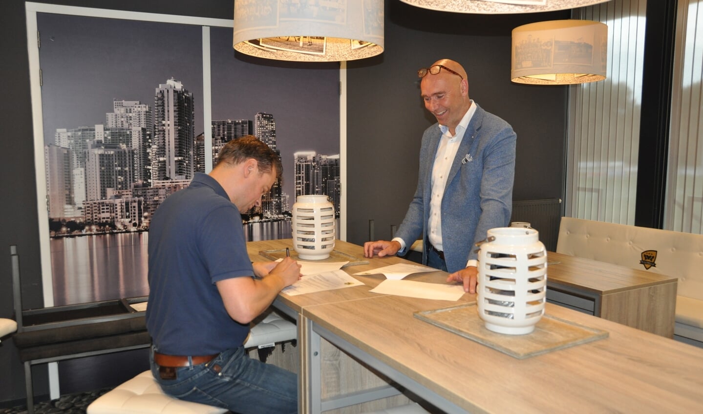 Mattijs Mantel en Patrick Verheij ondertekenen het contract in de Business Home van FC Winterswijk. Foto: Niels Blikman