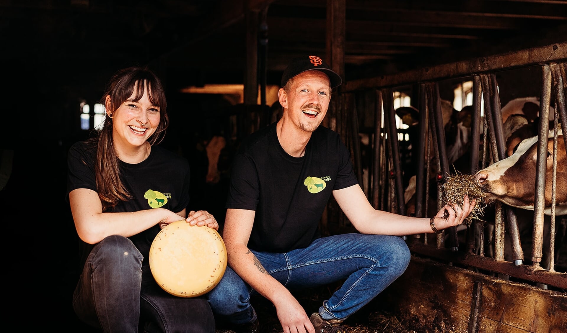 Dit jonge stel, Saskia Hebel en Erik van der Hoeven, hopen na een succesvolle crowdfunding verder te kunnen als kaasmaakster en veehouder. Foto: Josine Breukink Fotografie