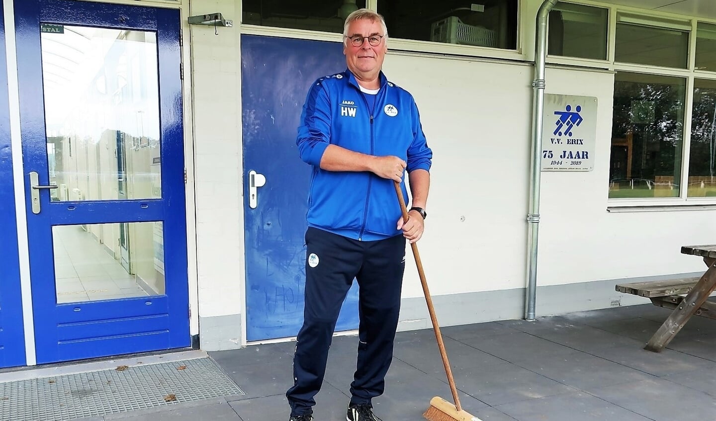 Vrijwilliger Hans Weenink, bezig met de schoonmaakbeurt van het terras voor de kantine van Erix Lievelde. Foto: Theo Huijskes