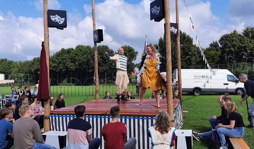 <p>Theater op het sportveld van Marianum. Foto: Kyra Broshuis</p>