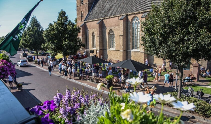 <p>Bankdirecteuren oefenden in de buitenlucht, waar veel mensen van genoten. Foto: Sabrine Baakman</p>