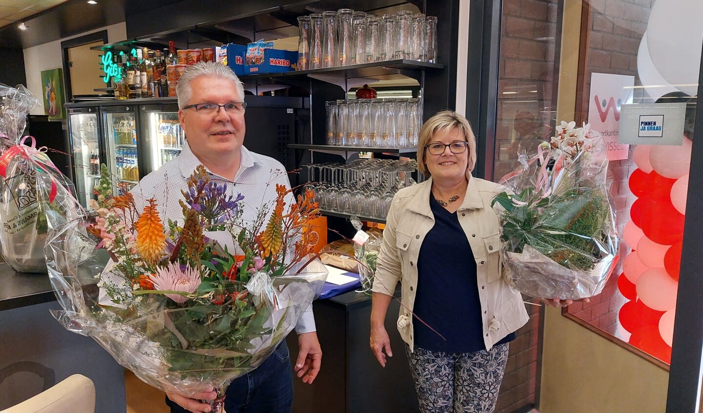 Beheerderspaar Hans en Bea Koppelman zijn flink in de bloemen gezet. Foto: Han van de Laar