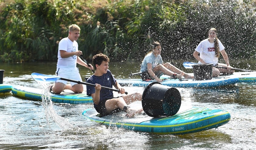 Leerling Finn (vooraan) heeft nu nog lol. Een paar meter later lag hij in het water.