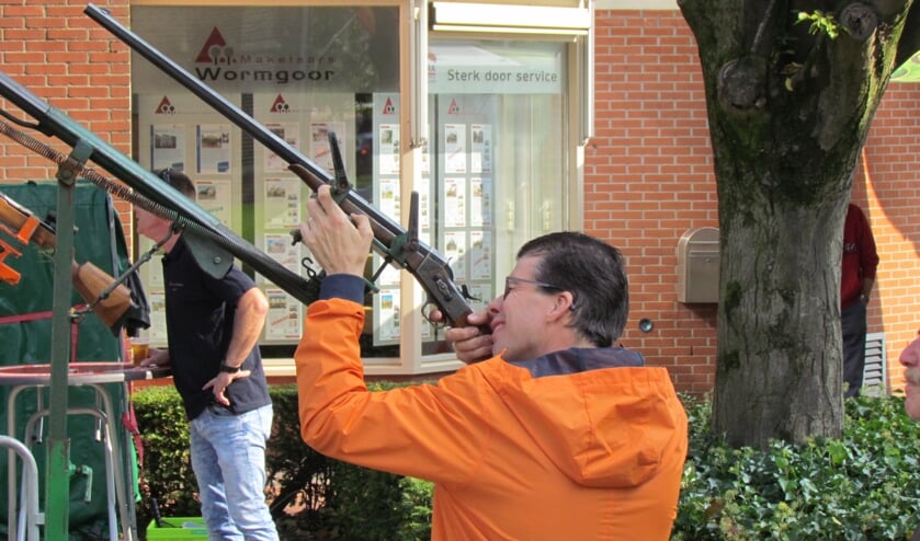 Tijdens de najaarskermis, editie 2017, mikt burgemeester Van Oostrum op de vogel. Foto: Rob Stevens