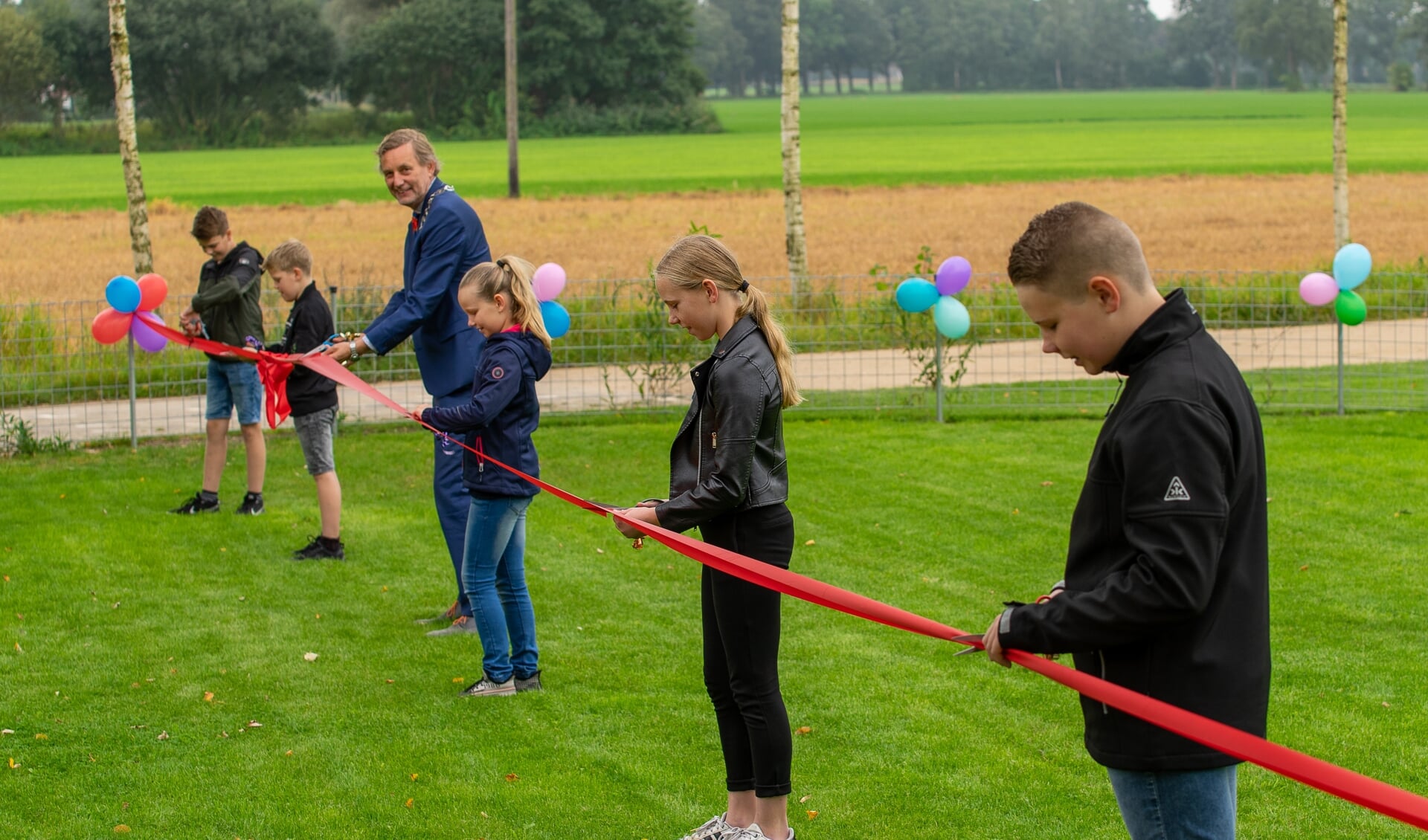 Burgemeester Stapelkamp opent de speeltuin met Jort en Sem Vreman en Tieme, Jinte en Mirle Lankveld. Foto: Marcel te Brake fotografie
