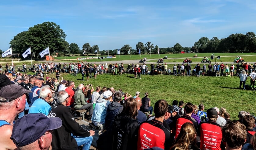 <p>De Boschbocht, de enige plek langs circuit De Varsselring waar afgelopen weekend tijdens de wegraces publiek was toegestaan. Foto: Luuk Stam</p>