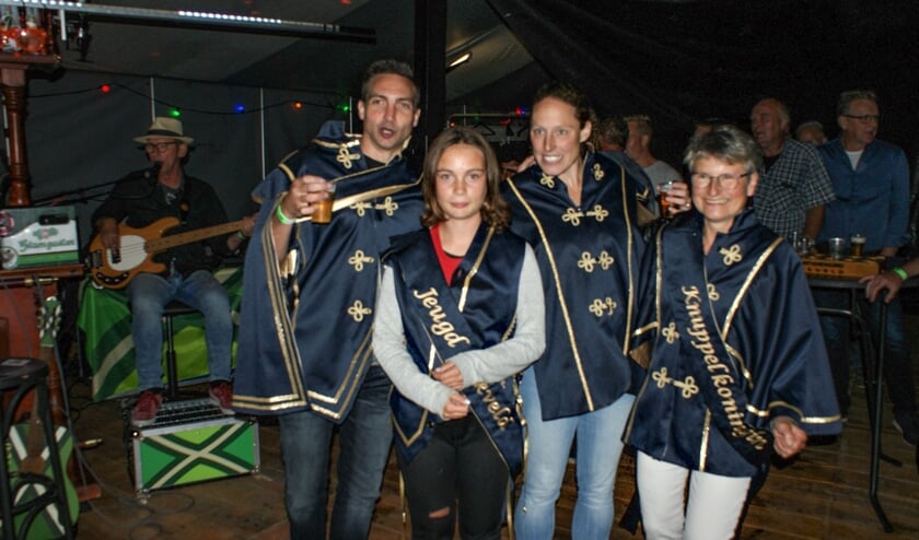Bekveldse Koninklijke Hoogheden op de feestavond, vlak na de afronding van het vogelschieten en -knuppelen. Foto: Leo van Dam
