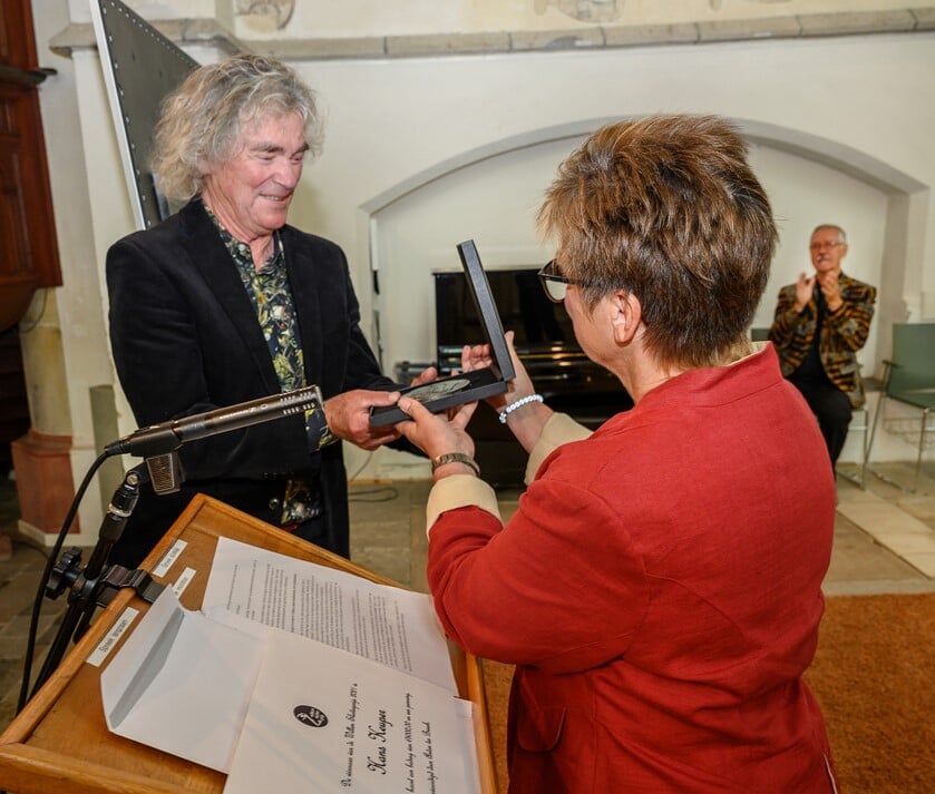 <p>Afgelopen zaterdag kreeg Hans Keuper in Eibergen de Sluiterpenning uitgereikt door juryvoorzitter Diana Abbink. Foto: Gerard Mühlrad </p>
