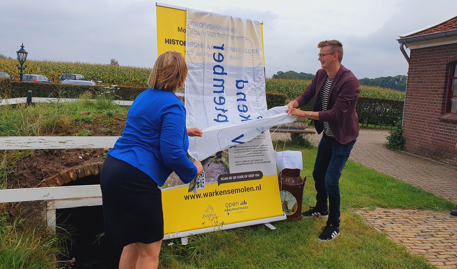 Ineke Hissink, voorzitter Open Monumentendag Zutphen, en wethouder Mathijs ten Broeke lanceren de aardappelkelder bij de Warkense Molen tot Monument van het Jaar. Foto: PR