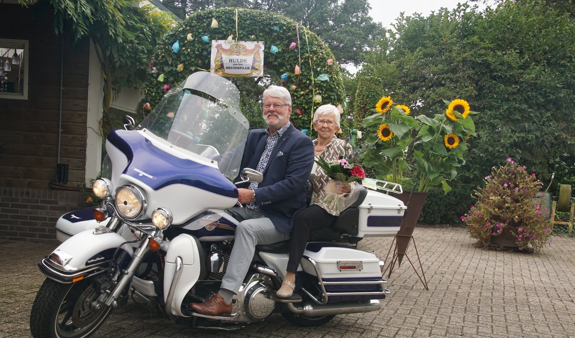 Diamanten echtpaar Johan en Bertha Hoftijzer-Vink op de Harley. Foto: Frank Vinkenvleugel