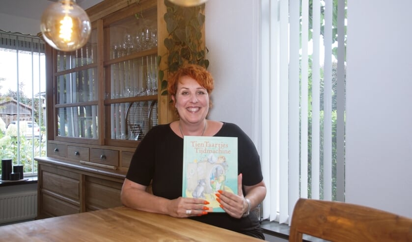Bettina IJzendoorn is blij met haar nieuwe kinderboek. Foto: Frank Vinkenvleugel
