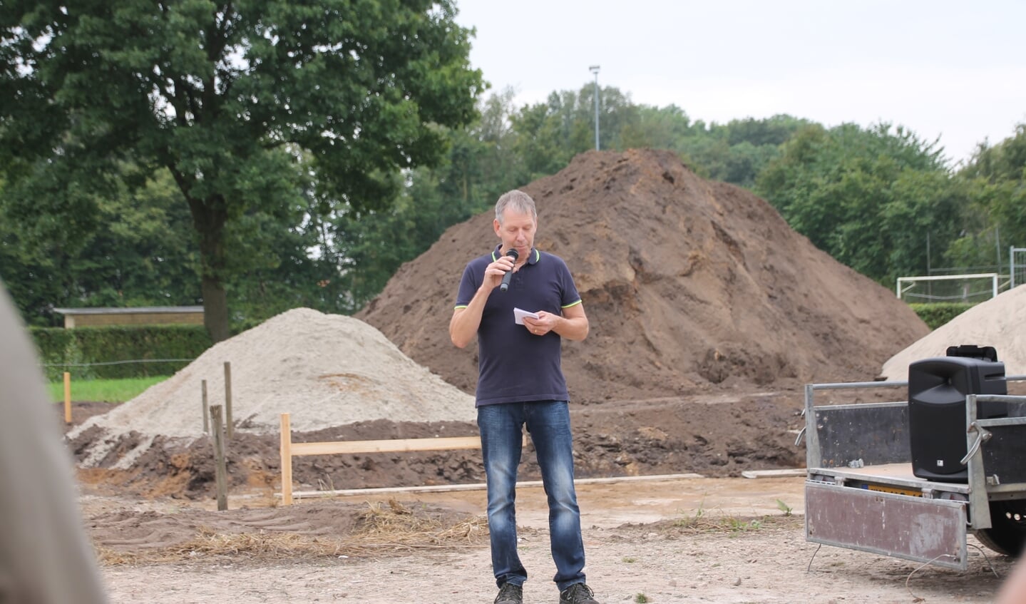 André Bokkers voor een van de bouwkavels in voorbereiding. Foto: Annekée Cuppers