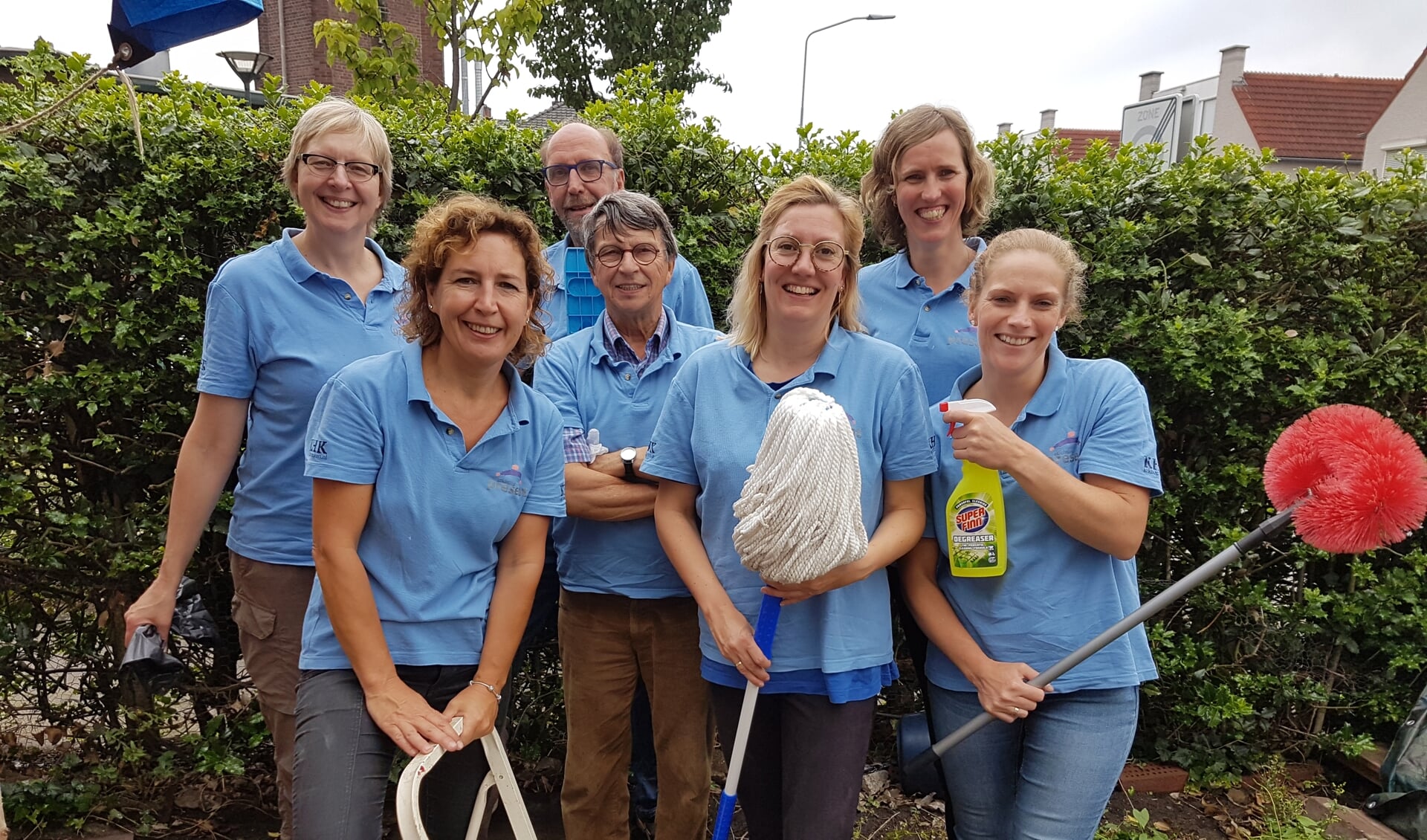 Een groep vrijwilligers van Present, klaar voor een schoonmaakklus. Foto: Present Winterswijk