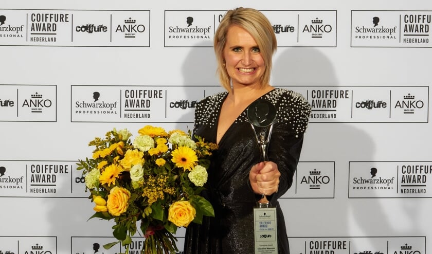 <p>Een blije Claudine Waenink met haar Consumer Award 20201. Foto: PR Coiffure Award</p>