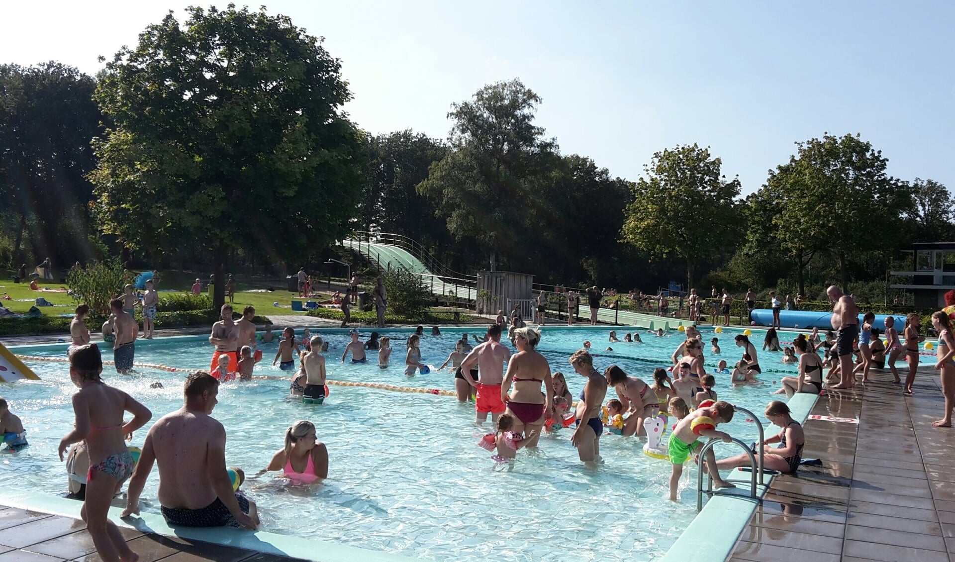 Een strak blauwe lucht en zomerse temperaturen zorgden voor een schitterende seizoen afsluiting voor zwembad De Meene. Foto: PR